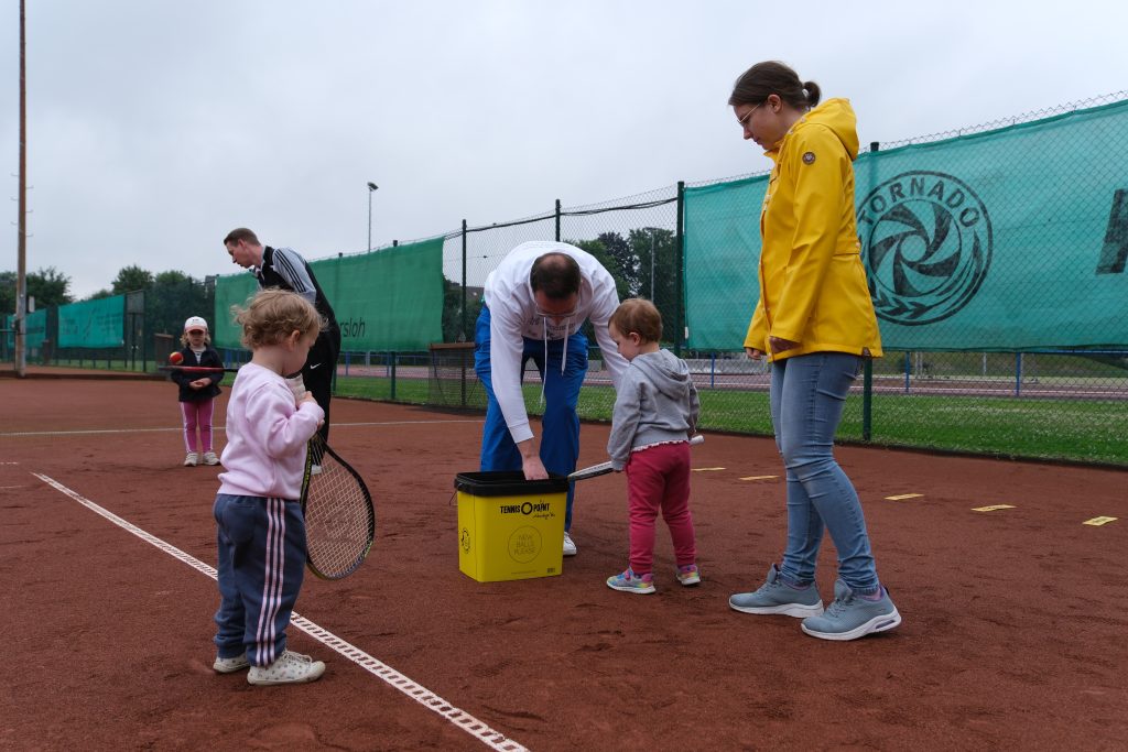 Kinder beim Tennis